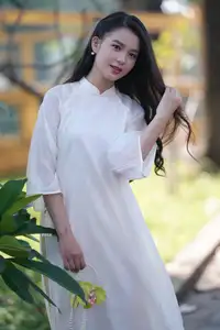 Graceful Vietnamese Girl in White Ao Dai - Captivating Traditional Beauty - image 5