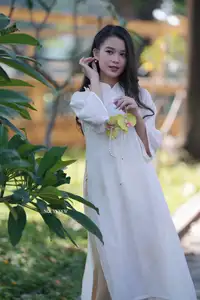 Graceful Vietnamese Girl in White Ao Dai - Captivating Traditional Beauty - image 4