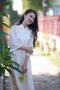 Graceful Vietnamese Girl in White Ao Dai - Captivating Traditional Beauty - image 0