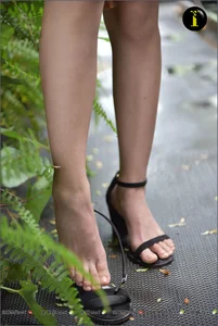 IESS Puhui Collection 003 Featuring Model Qiqi: An Aesthetic Study in Barefoot Portraiture - image 13