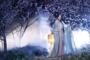 Discover the Ethereal Beauty of Qi Ni Si Mao in YiTuYu Vol.8623: An Asian Muse by Lantern Light - image 7