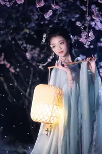 Discover the Ethereal Beauty of Qi Ni Si Mao in YiTuYu Vol.8623: An Asian Muse by Lantern Light - image 11