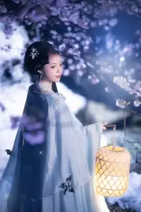 Discover the Ethereal Beauty of Qi Ni Si Mao in YiTuYu Vol.8623: An Asian Muse by Lantern Light - image 15