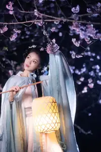 Discover the Ethereal Beauty of Qi Ni Si Mao in YiTuYu Vol.8623: An Asian Muse by Lantern Light - image 8