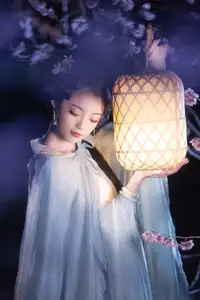 Discover the Ethereal Beauty of Qi Ni Si Mao in YiTuYu Vol.8623: An Asian Muse by Lantern Light - image 16