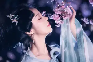 Discover the Ethereal Beauty of Qi Ni Si Mao in YiTuYu Vol.8623: An Asian Muse by Lantern Light - image 24