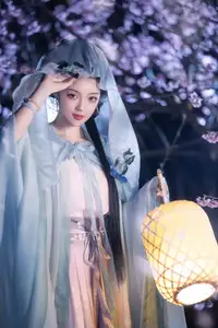 Discover the Ethereal Beauty of Qi Ni Si Mao in YiTuYu Vol.8623: An Asian Muse by Lantern Light - image 1