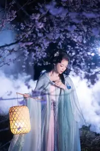 Discover the Ethereal Beauty of Qi Ni Si Mao in YiTuYu Vol.8623: An Asian Muse by Lantern Light - image 30