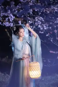 Discover the Ethereal Beauty of Qi Ni Si Mao in YiTuYu Vol.8623: An Asian Muse by Lantern Light - image 25