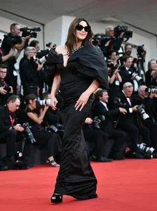 Zhang Ziyi Commands the Venice Red Carpet with Traditional Peony Fan - image 0