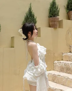 Hoang Lan Anh Captivates Fans with Minimalist White Shirt Look and Timeless Elegance - image 2