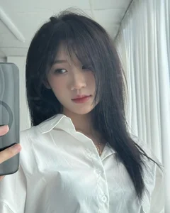 Hoang Lan Anh Captivates Fans with Minimalist White Shirt Look and Timeless Elegance - image 3