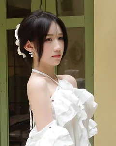 Hoang Lan Anh Captivates Fans with Minimalist White Shirt Look and Timeless Elegance - image 4