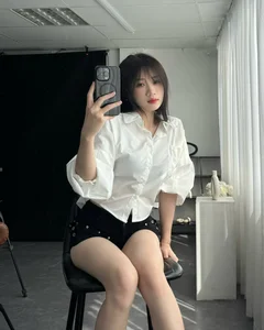 Hoang Lan Anh Captivates Fans with Minimalist White Shirt Look and Timeless Elegance - image 1