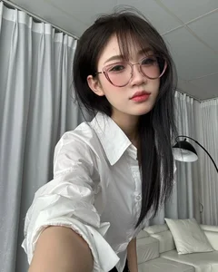Hoang Lan Anh Captivates Fans with Minimalist White Shirt Look and Timeless Elegance - image 0