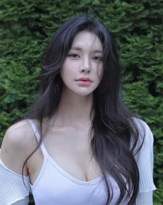 Redefining Korean Beauty: How Unconventional Features Created a New Social Media Icon - image 3