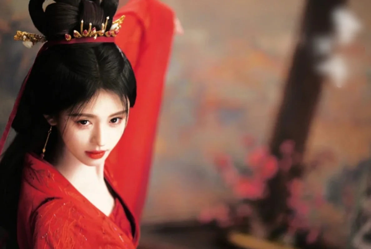 The Mesmerizing Beauty of Ju Jingyi: Exploring the Style of China’s '4000-Year Idol'