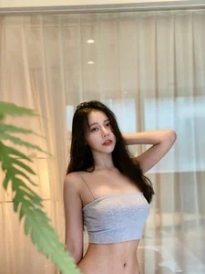 Stunning Hourglass Figure Fashion Gallery: Embracing Confidence and Modern Aesthetic Style - image 3