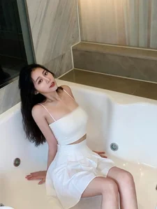 Stunning Hourglass Figure Fashion Gallery: Embracing Confidence and Modern Aesthetic Style - image 1