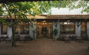 Discovering the Nostalgic Charm of Vintage Coffee Shops in Hue - image 3