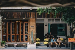 Discovering the Nostalgic Charm of Vintage Coffee Shops in Hue - image 1
