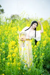 YiTuYu Vol.8720 Tu Ya W: Hanfu Beauty Amidst Golden Rapeseed Flowers - image 11