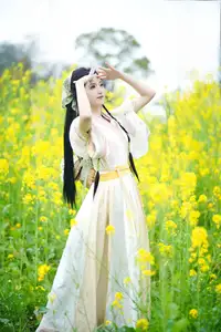 YiTuYu Vol.8720 Tu Ya W: Hanfu Beauty Amidst Golden Rapeseed Flowers - image 3