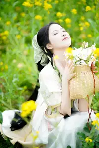 YiTuYu Vol.8720 Tu Ya W: Hanfu Beauty Amidst Golden Rapeseed Flowers - image 5