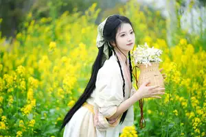 YiTuYu Vol.8720 Tu Ya W: Hanfu Beauty Amidst Golden Rapeseed Flowers - image 22