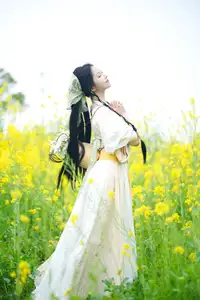 YiTuYu Vol.8720 Tu Ya W: Hanfu Beauty Amidst Golden Rapeseed Flowers - image 4