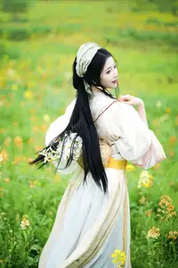 YiTuYu Vol.8720 Tu Ya W: Hanfu Beauty Amidst Golden Rapeseed Flowers - image 16