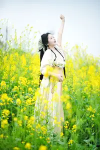 YiTuYu Vol.8720 Tu Ya W: Hanfu Beauty Amidst Golden Rapeseed Flowers - image 10