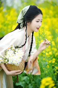 YiTuYu Vol.8720 Tu Ya W: Hanfu Beauty Amidst Golden Rapeseed Flowers - image 12