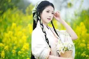 YiTuYu Vol.8720 Tu Ya W: Hanfu Beauty Amidst Golden Rapeseed Flowers - image 1