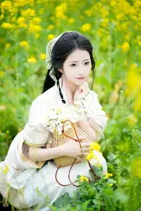 YiTuYu Vol.8720 Tu Ya W: Hanfu Beauty Amidst Golden Rapeseed Flowers - image 9