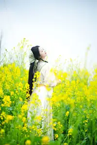 YiTuYu Vol.8720 Tu Ya W: Hanfu Beauty Amidst Golden Rapeseed Flowers - image 6