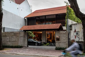 5 Garden House: A Stunning Tropical Modern Home in Vũng Tàu Featuring Five Lush Courtyards for Seamless Indoor-Outdoor Living and Family Connection - image 0