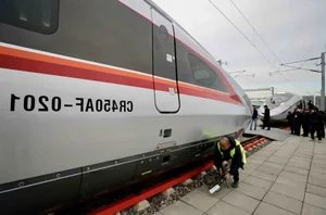 Revolutionizing Travel: The CR450 Bullet Train Reaches 450km/h and Shocks the Global Transport Industry - image 2