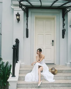 Chi Pu's Longtime Best Friend Sun HT Showcases Stunning Fashion and Elegant Hanger Shoulders - image 2
