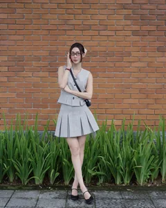 Chi Pu's Longtime Best Friend Sun HT Showcases Stunning Fashion and Elegant Hanger Shoulders - image 9