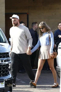 Taylor Swift’s Date Night Style: A Deep Dive into the Pop Star’s Most Iconic Romantic Outfits - image 8