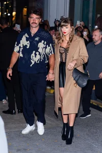Taylor Swift’s Date Night Style: A Deep Dive into the Pop Star’s Most Iconic Romantic Outfits - image 6