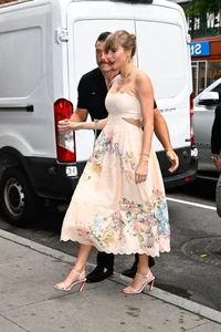 Taylor Swift’s Date Night Style: A Deep Dive into the Pop Star’s Most Iconic Romantic Outfits - image 2