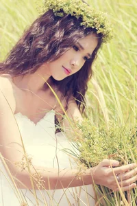 Stunning Portraits of Vietnamese Pop Star Khởi My: Vibrant Hair and Urban Chic Style - image 10
