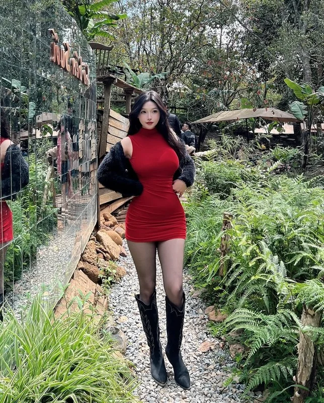 Festive Glamour: The Viral Fashion Influencer’s Stunning Sexy Santa Transformation