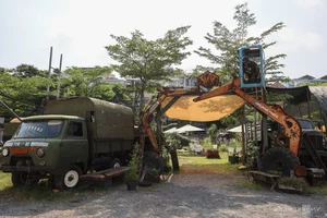Discover the Unique Bus and Crane Themed Cafe in Ho Chi Minh City: A Must-Visit for Coffee Lovers and Urban Explorers - image 2