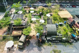 Discover the Unique Bus and Crane Themed Cafe in Ho Chi Minh City: A Must-Visit for Coffee Lovers and Urban Explorers - image 1