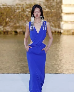 The Record-Breaking Runway Queen: How a 1.80m Model Walked 89 Fashion Shows in One Year - image 1