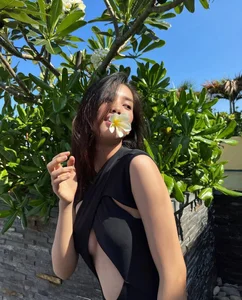 Miss Vietnam Tieu Vy Stuns in Vibrant Pink Swimwear During Beach Getaway - image 1