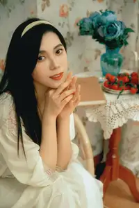Discover Pai Pai's Dreamy Elegance in YiTuYu Vol.8568: A Gentle Retro Charm - image 2